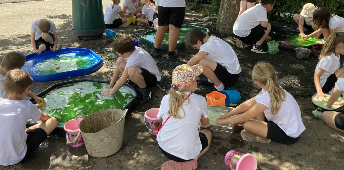 MrsH_LJS's tweet photo. More measuring capacity in Y3 @beech_green. But this time we added a touch of magic and sparkle by using bath bombs courtesy of @LushLtd https://t.co/yPvw9HwuW4