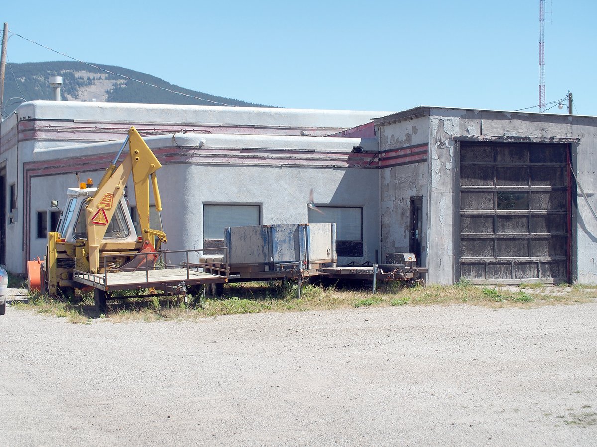 A new model of the Arctic Gas Station has been uploaded to Sketchfab. This model is incomplete (the speed stripes and some additional work on the roof are needed)

This building has been difficult because of surrounding elements and haphazard construction

skfb.ly/ovOAU
