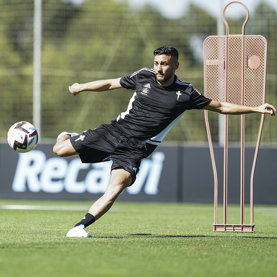 RCCelta's tweet photo. 👀⚽️🚀

¡Ya están vestidos de corto!

#BenvidoÓscar #BenvidoLuca https://t.co/VEieB2OOUv