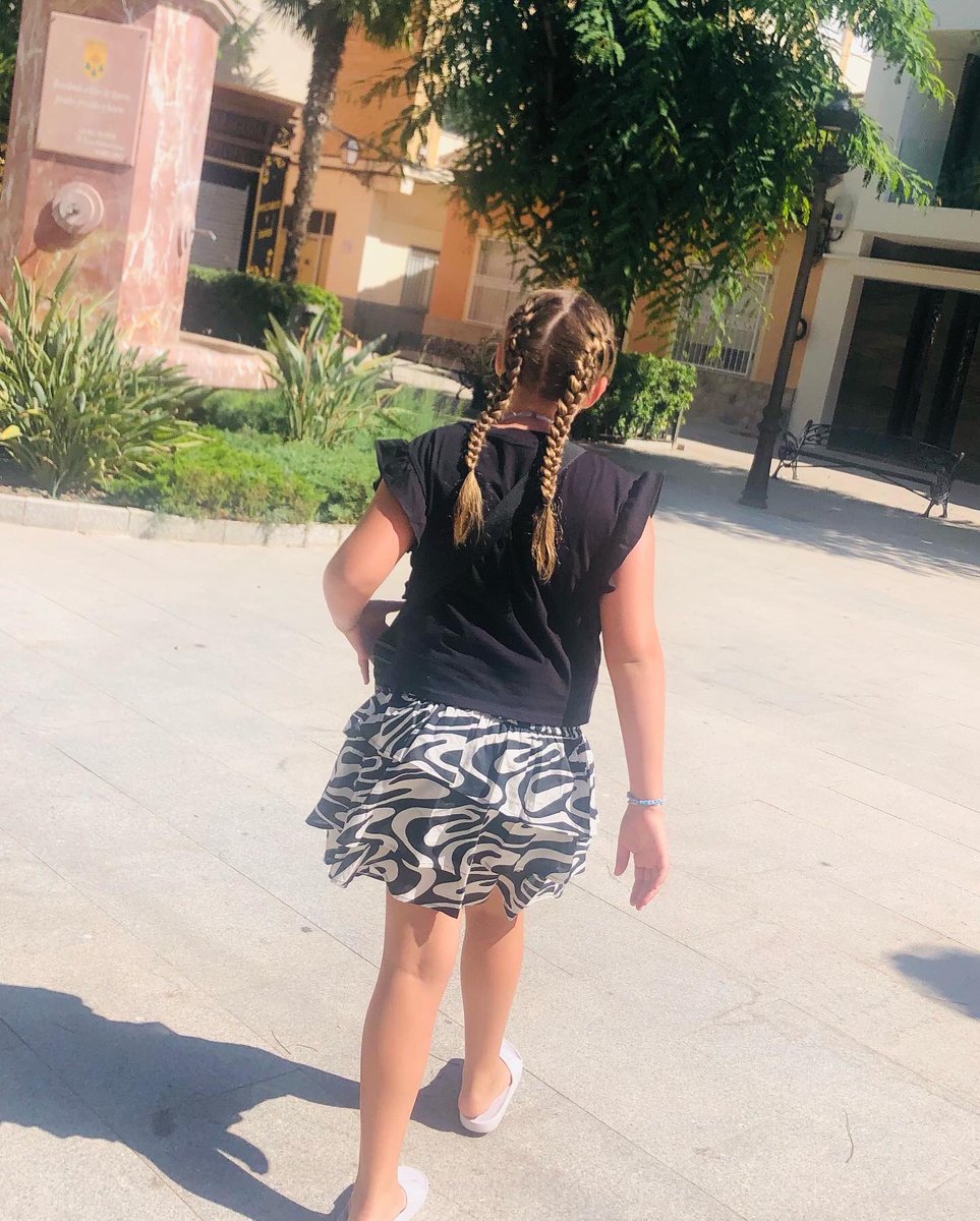 lilypod1803's tweet photo. When your friends birthday party is at the village pool 🎉💦
Ibiza vibes getting her hair done in braids with a silver bikini on 💃
#livinginspain #ourspanishadventure #ourspanishlife #ourspanglishlife #makingmorememories #makingeverysecondcount #florence #flomenco #florider https://t.co/0qyHLDdgMA