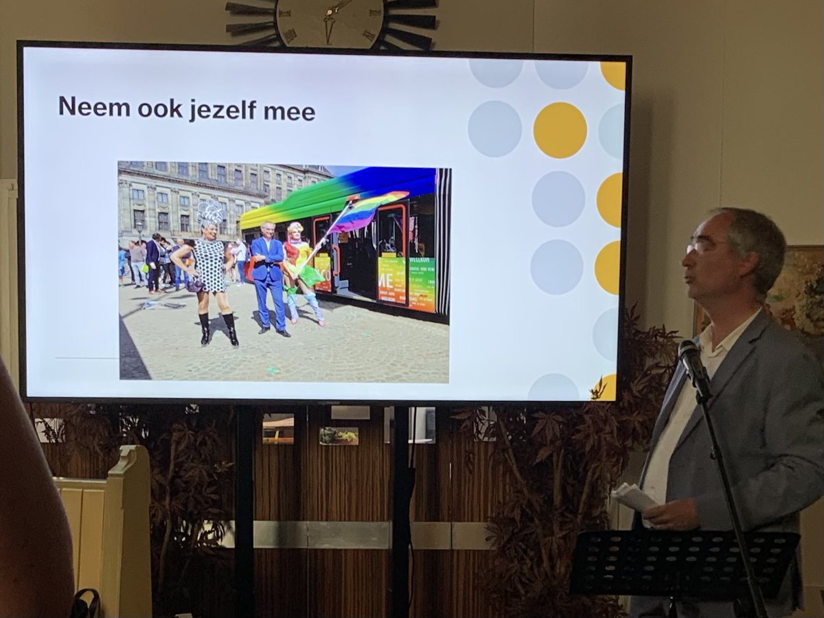 Bij zijn afscheid deelde Amsterdamse wethouder Egbert de Vries zijn “Tips en tricks” voor het besturen van de stad. Ik zou het een mini-college willen noemen. Schitterend. De mooiste tip wat mij betreft: “Neem ook jezelf mee”.