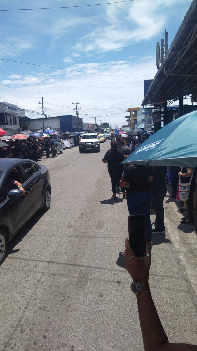 RadioOne929's tweet photo. Educadores de #BocasDelToro protestan en las calles de #Changuinola, quieren respuestas concretas por parte del gobierno nacional. https://t.co/YJfa2NWa7p