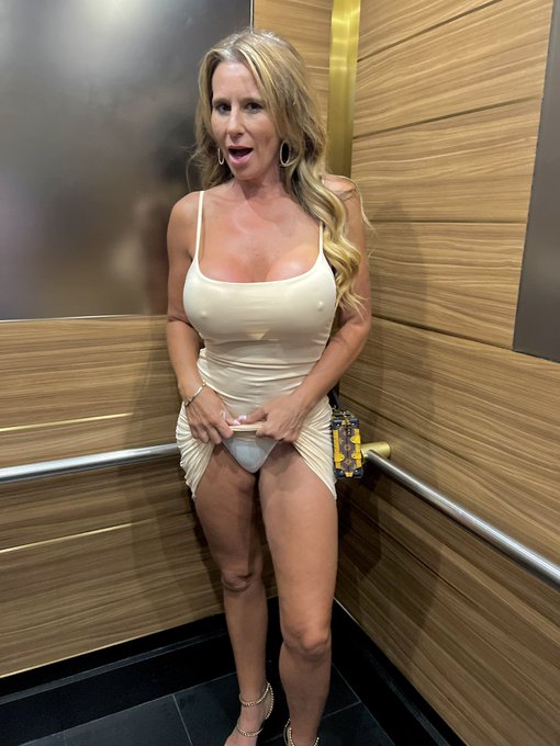 Phatty ? in the elevator #puffy #phatkat #goingdown https://t.co/3rrTPw1bX4