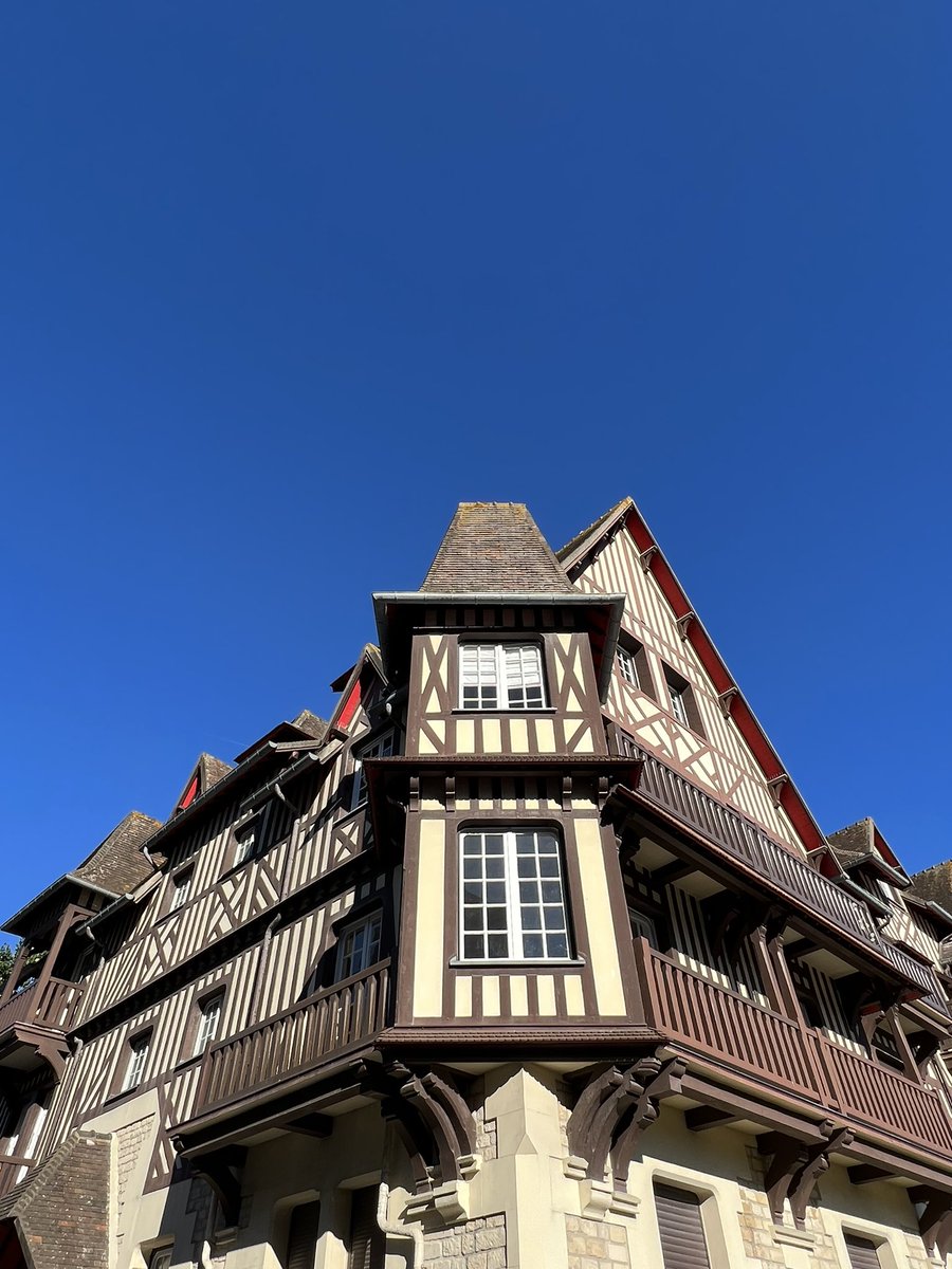 Same place 📸! A quelques heures prêt .. je croisais <a href="/djsnake/">DJ SNAKE</a> 😭😭😭