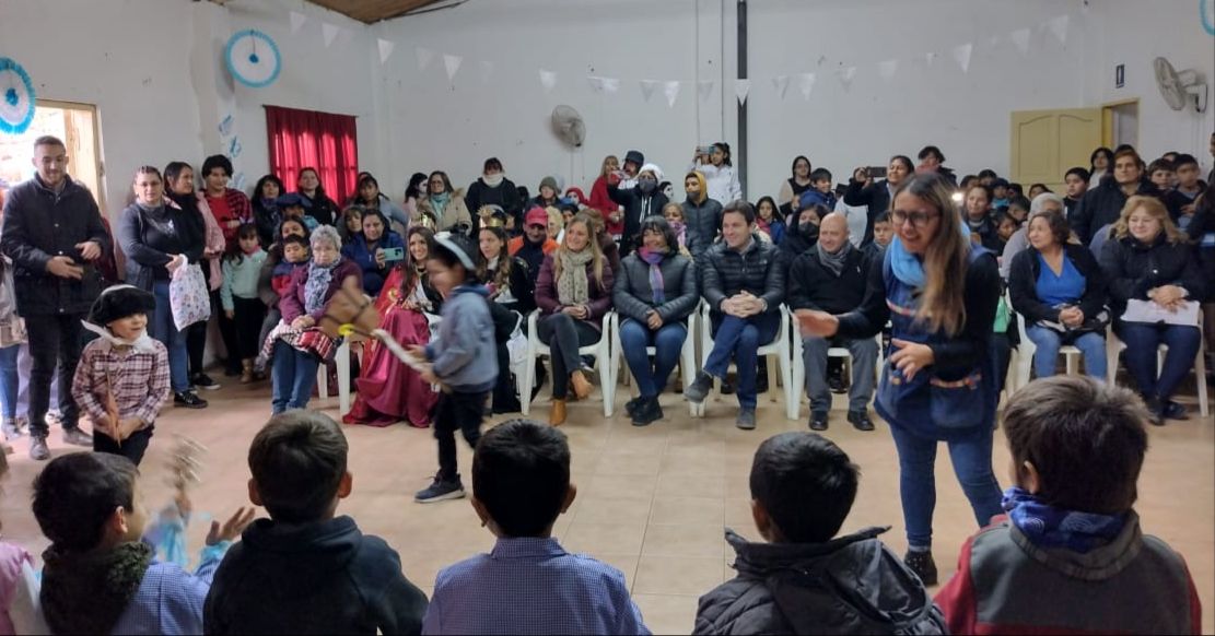 MauricioSatOk's tweet photo. Compartimos junto a la comunidad de Colonia Iaccarini, del Distrito #LasParedes, el acto escolar por el #9DeJulio y la inauguración de la Plaza para que niños y adultos, cuenten con un espacio de encuentro y recreación. (Abro hilo)👇 https://t.co/eiPj5qAc1u