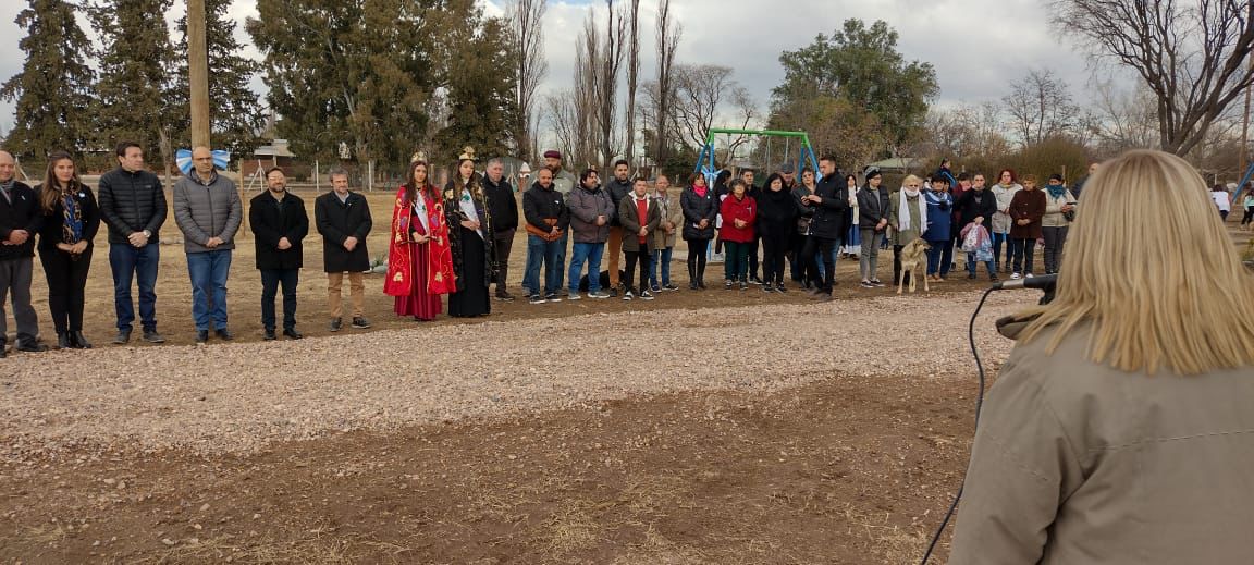 MauricioSatOk's tweet photo. Compartimos junto a la comunidad de Colonia Iaccarini, del Distrito #LasParedes, el acto escolar por el #9DeJulio y la inauguración de la Plaza para que niños y adultos, cuenten con un espacio de encuentro y recreación. (Abro hilo)👇 https://t.co/eiPj5qAc1u