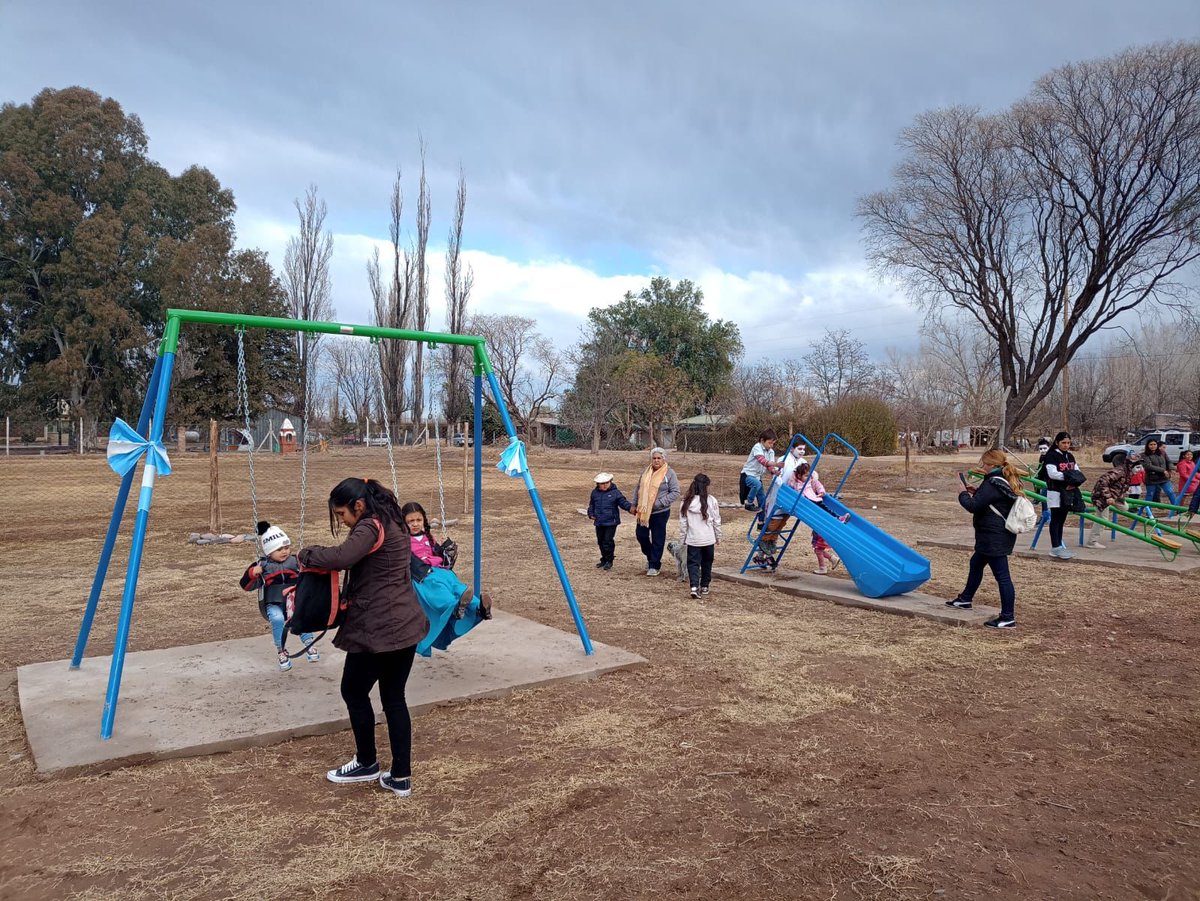 MauricioSatOk's tweet photo. Compartimos junto a la comunidad de Colonia Iaccarini, del Distrito #LasParedes, el acto escolar por el #9DeJulio y la inauguración de la Plaza para que niños y adultos, cuenten con un espacio de encuentro y recreación. (Abro hilo)👇 https://t.co/eiPj5qAc1u