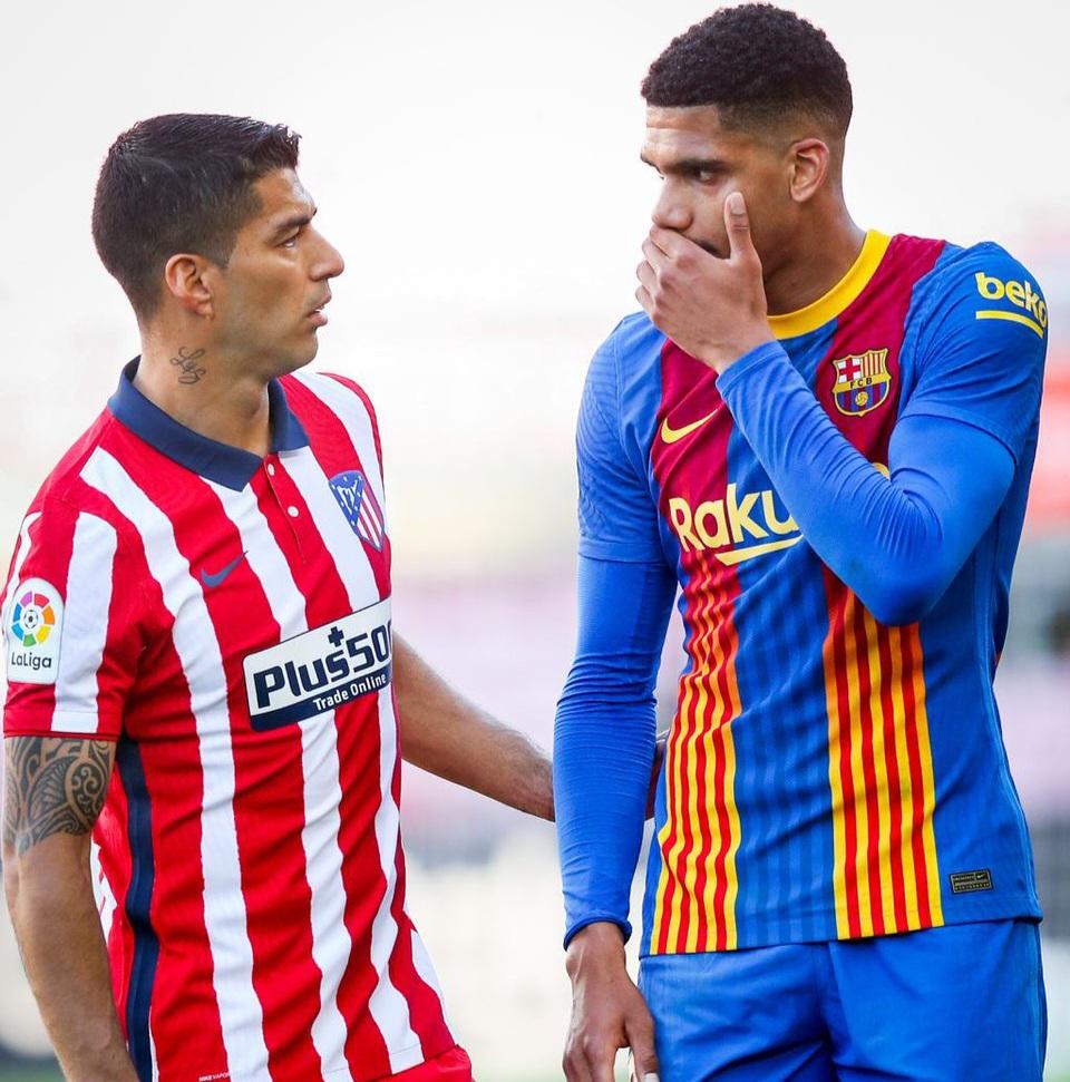 Melvinpastoree's tweet image. 🗣 LUIS SUÁREZ: "Estoy muy orgulloso de que Araujo esté teniendo este nivel tan alto durante toda la temporada con el Barça, yo siempre confié en el, recuerdo que con 20 añitos no dejaba pasar a Leo en los entrenamientos, es una muralla ese chico". 🔵🔴🇺🇾