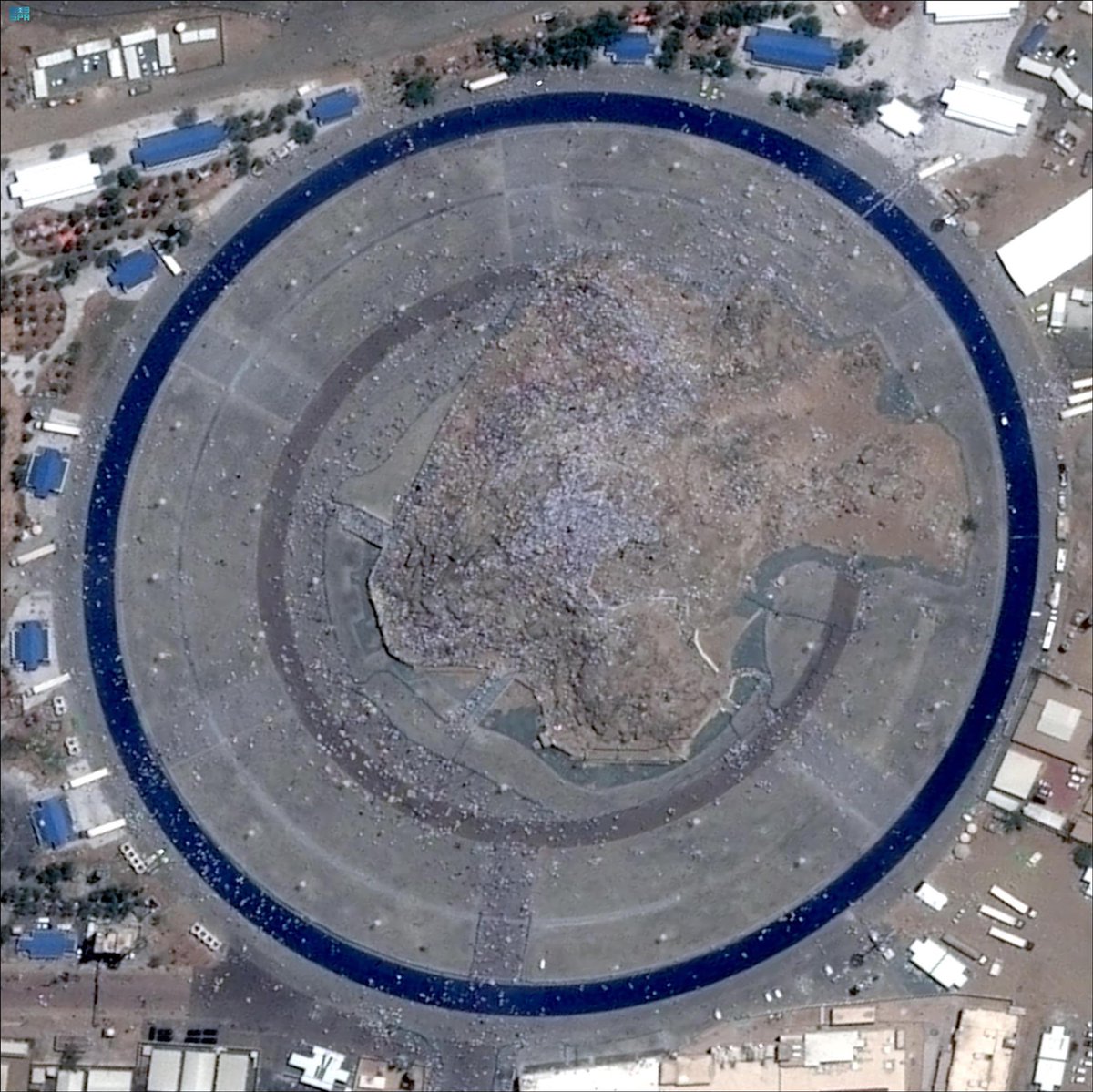 السلطات السعودية:
- لا تفشيات للأوبئة أو أمراض مهددة للصحة العامة بين الحجاج، حتى اللحظة.
- استقرار الشبكة بحجم 849 ميجابايت للفرد الواحد من استهلاك البيانات، أعلى بـ 3 أضعاف المعدل العالمي للفرد
-  108 عمليات قسطرة قلبية، و313 جلسة غسيل كلى، 107 عمليات جراحية و10 عمليات مناظير