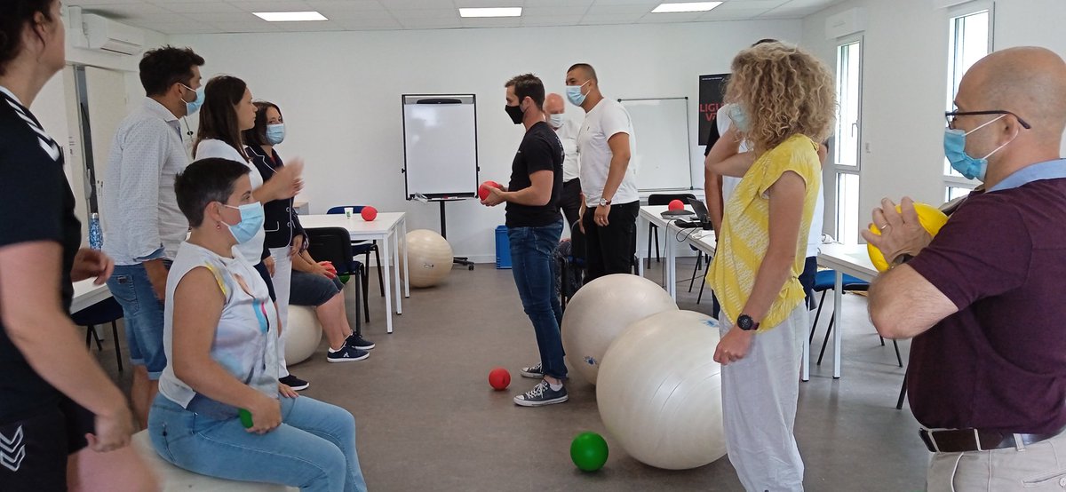 Chapio41's tweet photo. Une réunion avec le @CrosCvl et la @DrajesCentreVDL suivie d'une séance de #handfit avec la @LigueCentreHand 🤩 #sport #workandmove #stage #retrouvailles https://t.co/c5aT6Xiese