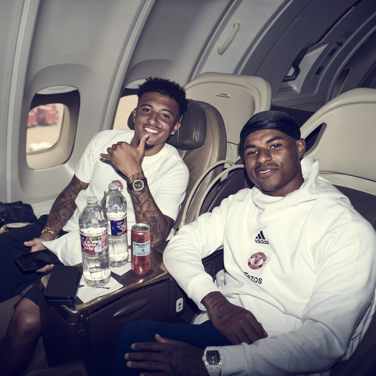 ManUtd's tweet photo. En route to Thailand! 🇹🇭👋

✈️ #MUTOUR22

#MUFC