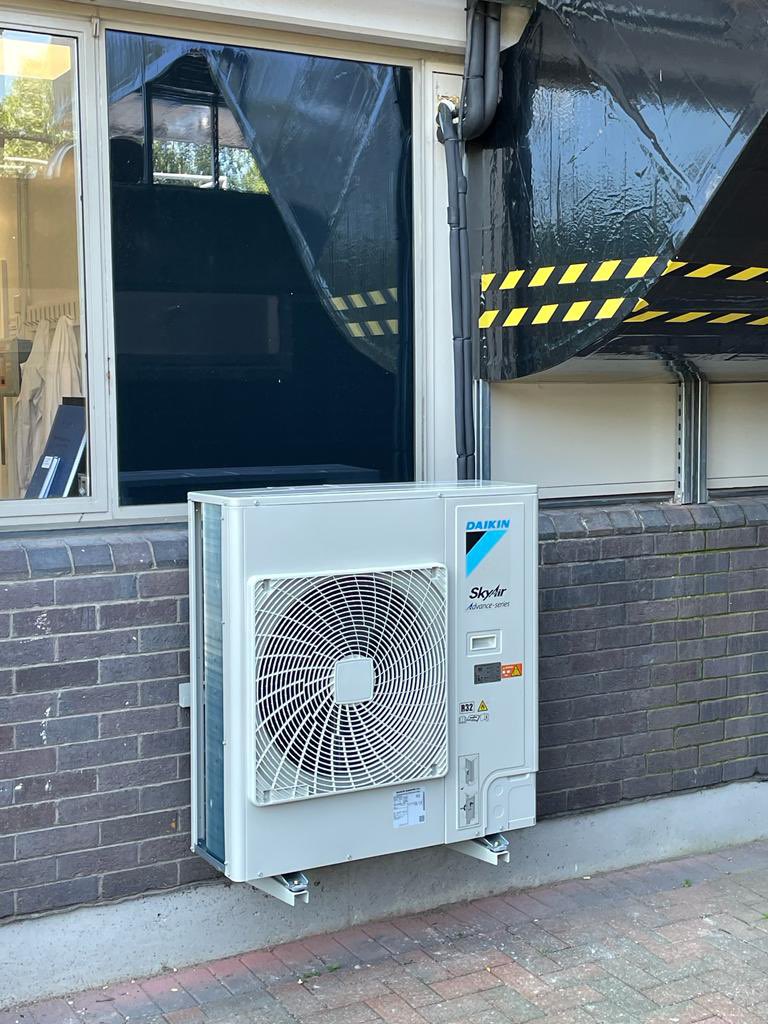 A2EServices's tweet photo. Additional @Daikinuk air conditioning fitted to the lab area @Bruneluni in London to provide extra cooling. System fitted with the madoka bluetooth remote controller and @aspenpumpsgroup maxi lime trunking kit. #airconditioning #cooling #hvac https://t.co/tisVlVT1RI