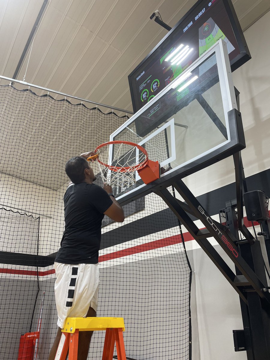 Shoot360Fargo's tweet photo. 🚨10K Club Alert🚨
CONGRATULATIONS to Coach @BlaineCook23 for making his 10,000 shot! Manager Blaine has not only been working hard at the facility, but on the court!! Way to go, Coach!! #Shoot360Fargo #UnlockYourGame #SplashMeterTraining https://t.co/RItypX28TZ