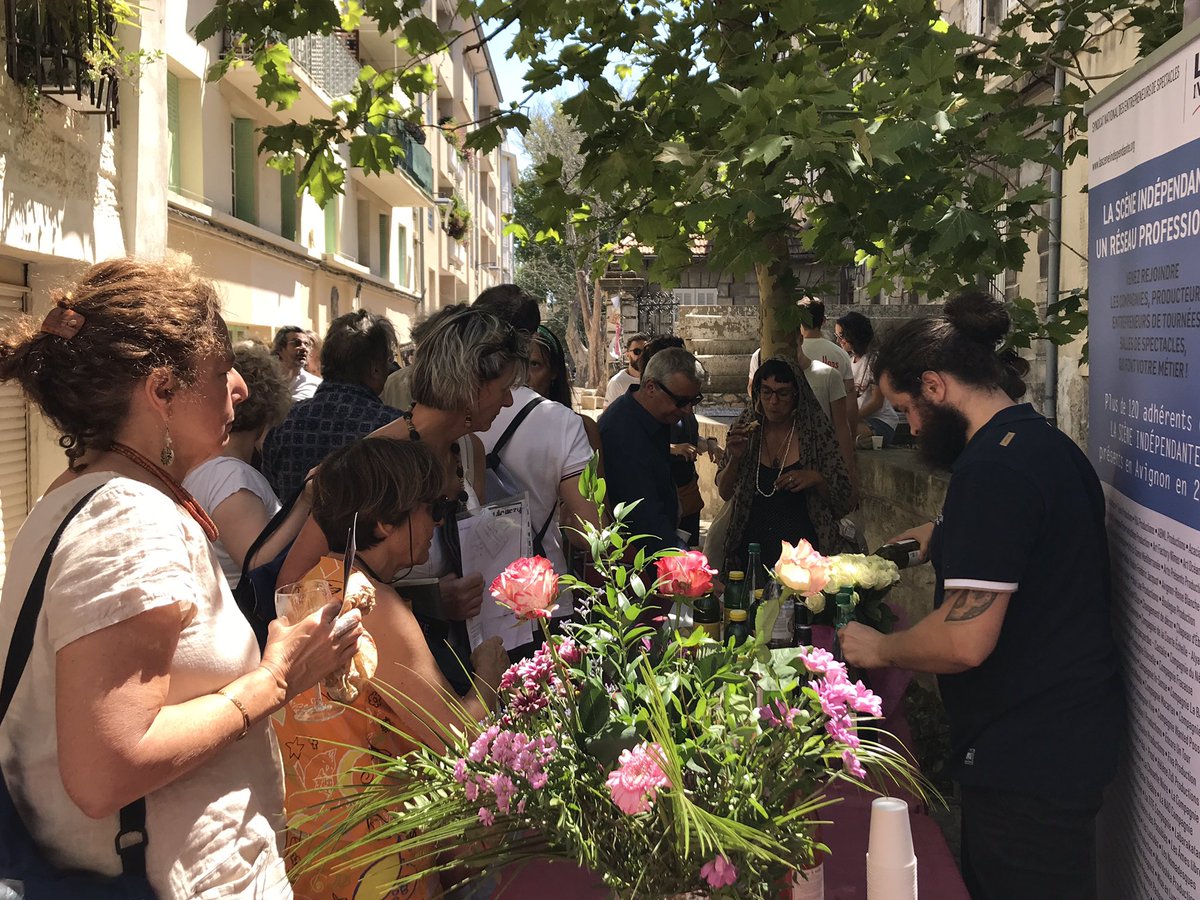 LaSceneIndep's tweet photo. Ce midi, premier Apéro'pro de #LaScèneindépendante en #Avignon22. Plaisir de se retrouver à l'ombre d'un arbre... Merci à Danielle, Gérard et à l'équipe du #theatreduchienquifume et @Vinsrhone #Off22 https://t.co/MoVOIpcrIe