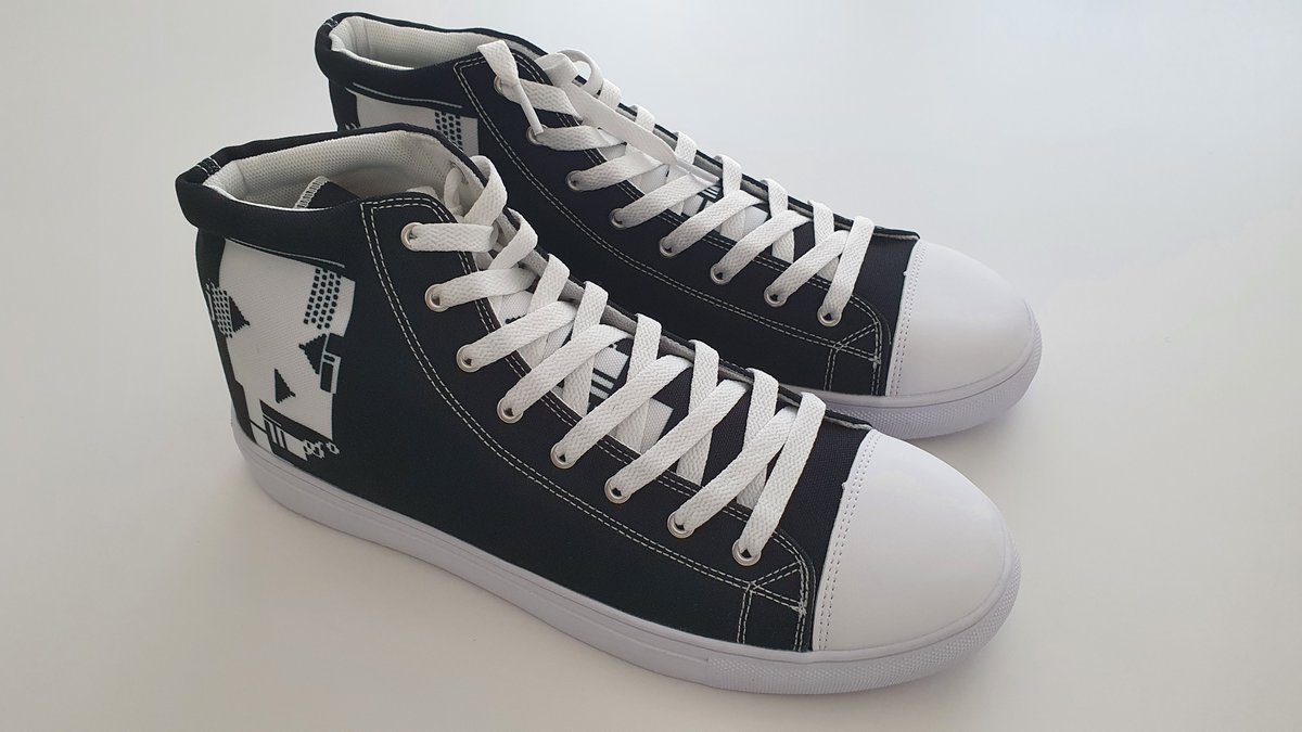 Bitcoin_Cookie's tweet photo. My @DOSPunksNFT styled canvas "Converse" (Allstar) trainers arrived today | Thank you @cristianvarela
Very happy 😃👌💯🤩
#DosPunks #Crypto #Trainers #NFTs #NFTProject
https://t.co/X8yyZvDJkJ https://t.co/YhIydOmNQm