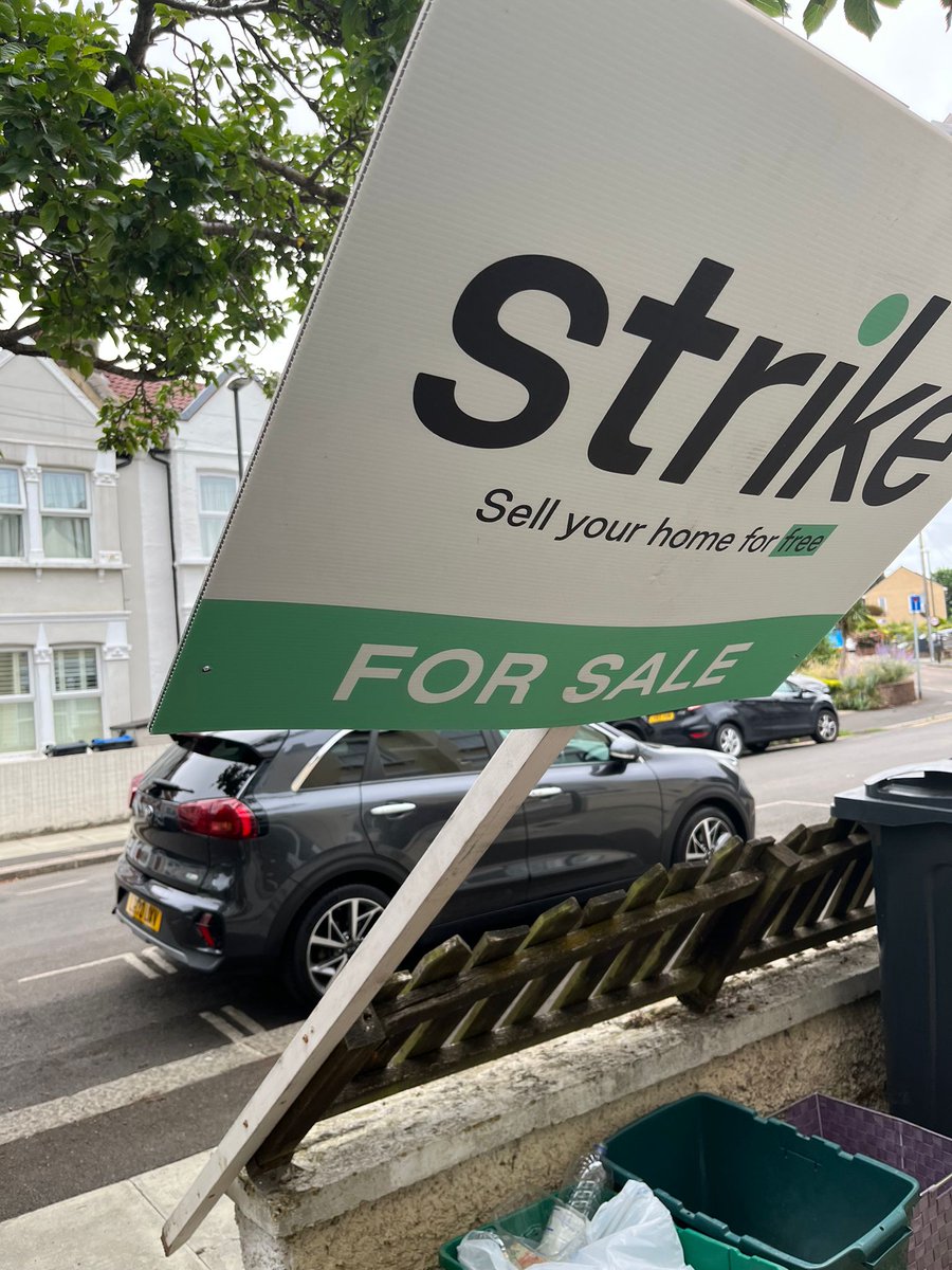 mo_mist's tweet photo. @we_are_strike board outside my BTL property (not on sale) has damaged my fence😡It is my neighbour's property which is on sale. Repeated requests to fix it have been ignored. My BTL is now on the market for new tenants &amp; this is causing serious problems #poorservice #Fixit https://t.co/z2o97WRb6t