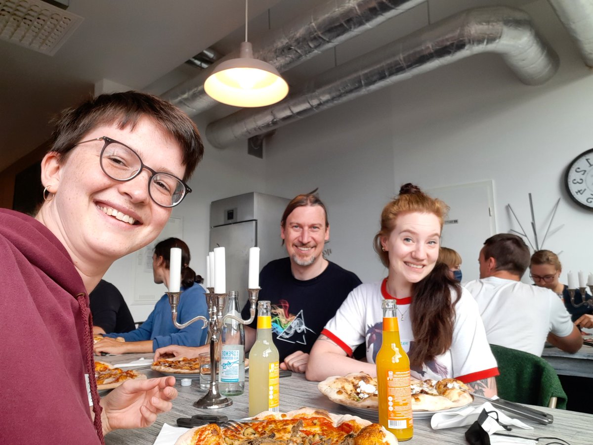 Stabiles Setup zum Abschluss des ersten Tages im #dhd2022barcamp in Potsdam. Das <a href="/DH_BUW/">DH@BUW</a>-Team ist satt und zufrieden. Morgen geht es weiter mit 6 tollen weiteren Sessions zum Thema #Kulturdaten.