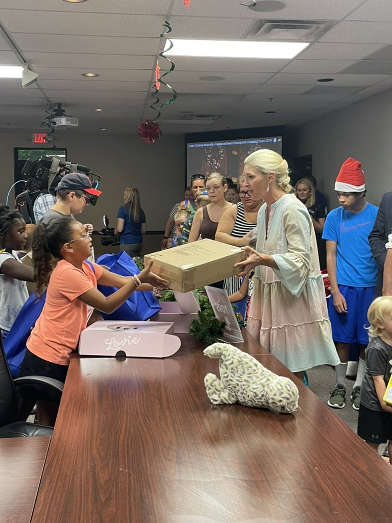 MrsKelseyRay's tweet photo. Christmas in July with @GovAndyBeshear & @BritainyBeshear Thankful for your continued support to our families affected by the December tornado. @WarrenCoSchools 🎅🏼 #fryscky https://t.co/YZwKcTP4Ef