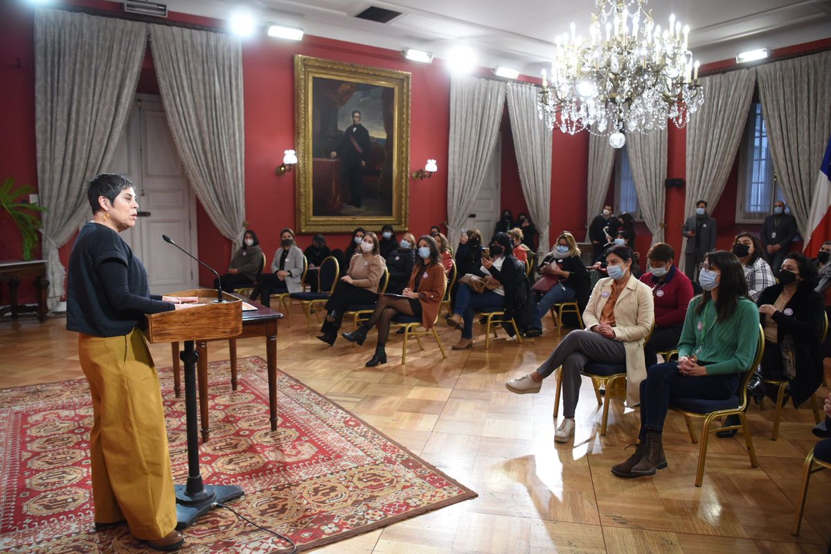 Esta mañana, junto a la <a href="/SubseVoceriaGob/">Subsecretaría General de Gobierno</a> y la <a href="/dos_segegob/">División de Organizaciones Sociales</a>, firmamos un convenio de trabajo con <a href="/PorTodas_Chile/">PorTodas Chile</a>.
El objetivo de este convenio es fomentar el liderazgo de las mujeres que llevan adelante acciones de cambio en sus territorios, beneficiando a la comunidad.