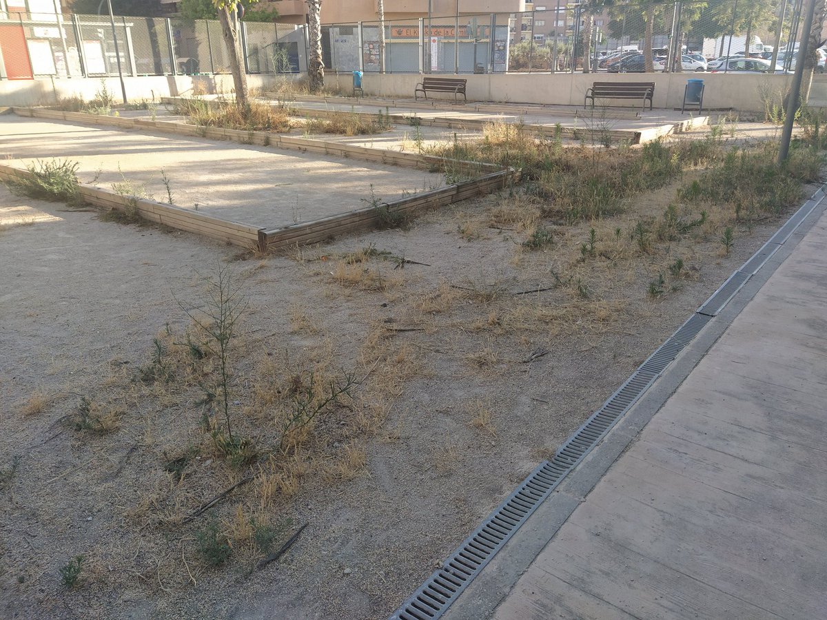 trinasal's tweet photo. @AjuntamentVLC Per que l'estat d'anandonament del parc del pavelló de Benicalap Sud? Les males herbes creixen a la pista de petanca i el gronxador dels més menuts tampoco s'ha reposat https://t.co/51O3wpNM3i