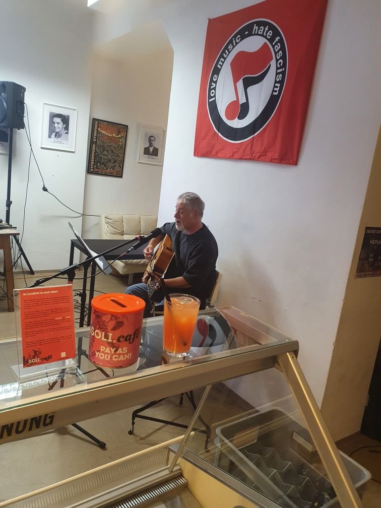 Today <a href="/cdolgon1/">corey dolgon</a> giving singing lectures in soli.cafe!
🔊🎸❤️🖤🎶