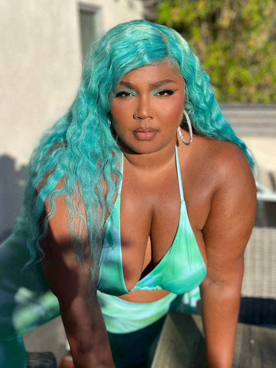 lizzo's tweet photo. Just a reminder that I’m fucking pretty n there’s nothing u can do about it bitch 😚 https://t.co/xoKajNgyon