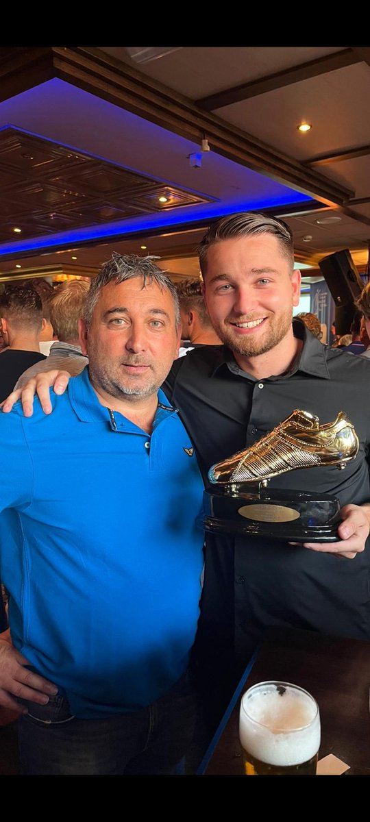 Ontzettend trots als vader en trainer, Joran wint Coen Dillen topscoorder trofee.