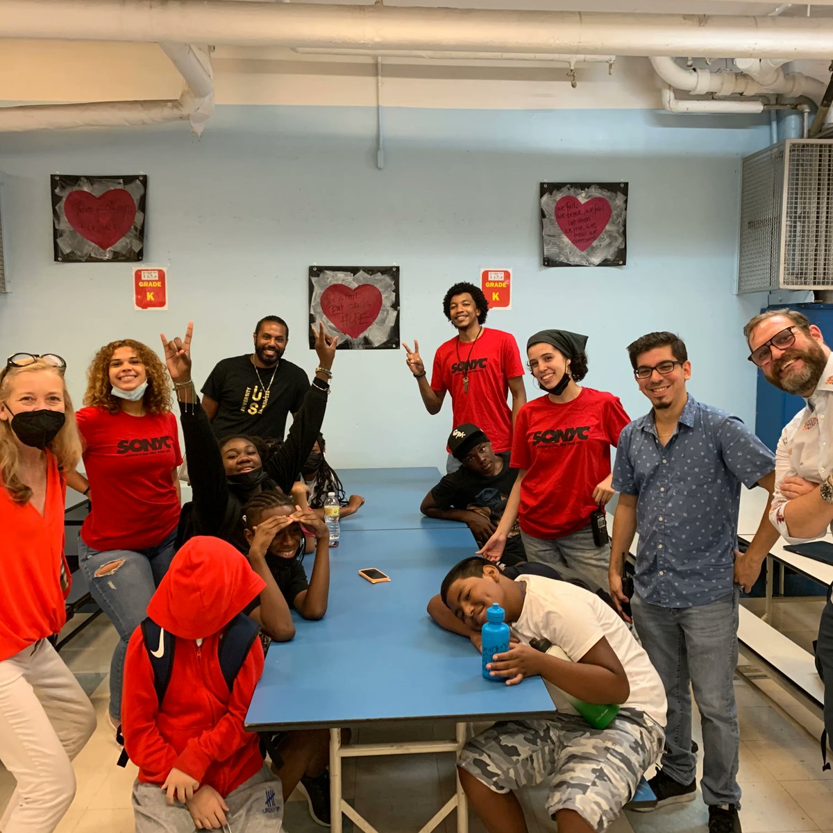 UnivSettlement's tweet photo. As #SummerRising gets under way, @NYCMayor swung by the LES campus where students at PS/MS 34 (where we operate a Community School and a SONYC after school) will be enjoying fun summer camp activities alongside DOE instruction. Thanks for stopping by! https://t.co/EBZquzAZaI