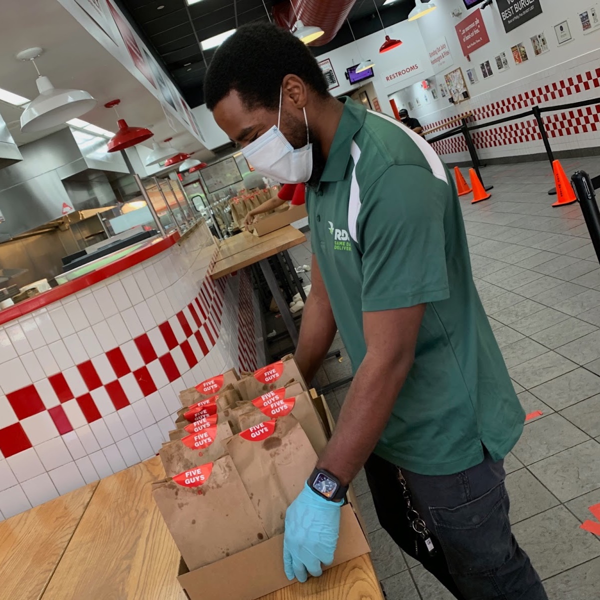 The team at @fiveguys is ready to serve the #LenoxHill community. Thank you for all of your hard work! Help us support the city through the link below. food1stfoundation.org/how-to-help/