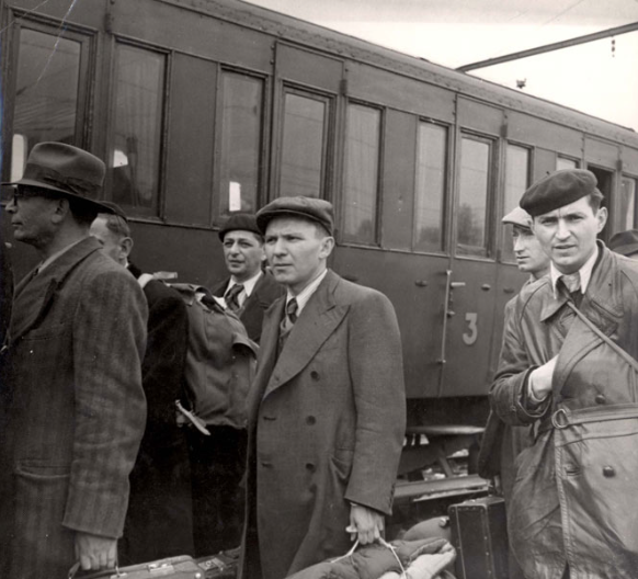 auschwitzxhibit's tweet photo. July 8, 1942 | 1,170 non-Jewish &amp; Jewish prisoners from #Paris are sent to #Auschwitz. They are forced to wear Green badges (common criminals) to hinder contact with other prisoners. They are communists and people imprisoned as part of the Night and Fog operation. (1/2) https://t.co/J0DE8Hy8fp