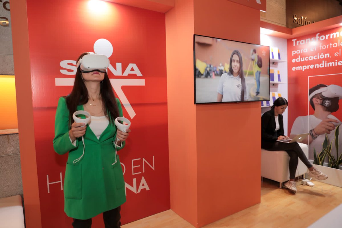 SENAComunica's tweet image. ✨🧡No olvides visitar nuestro stand en el marco del #Embdata2022, donde podrás interactuar con Oculus, un dispositivo de realidad virtual, conocer nuestra oferta y publicaciones más recientes en materia de emprendimiento.🙋🏻‍♀️