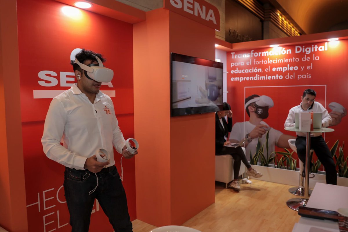SENAComunica's tweet image. ✨🧡No olvides visitar nuestro stand en el marco del #Embdata2022, donde podrás interactuar con Oculus, un dispositivo de realidad virtual, conocer nuestra oferta y publicaciones más recientes en materia de emprendimiento.🙋🏻‍♀️
