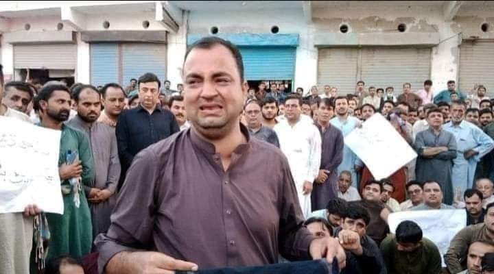 Wajoodalibhelar's tweet photo. Helpless father crying for his son #adeshkumar, recovery who has been kidnapped 12 days ago from ranipur #Sindh in front of police.
Why police failed to recover him is the question.

#RecoverAdeshKumar https://t.co/SUVpAts7Ep