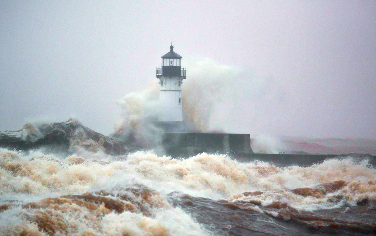 Check the weather forecast frequently. Wind, waves, and weather can change rapidly, especially on @LakeSuperior and in the harbor. Use Minnesota Sea Grant's https://t.co/91tpQoptTy for a real-time weather forecast. Image credit: University of Minnesota Duluth. @NWSduluth https://t.co/cPEkzfsMlo
