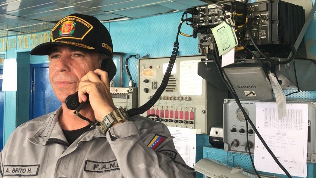 vladimirpadrino's tweet photo. En el puente de mando de la @ArmadaFANBVzla estará a partir de ahora, el Almirante @AnibalBritoHer1, quien con su experiencia, virtudes y ejemplar trayectoria naval, mantendrá el rumbo seguro #NavegandoAlBicentenario de las y los serviolas de la patria. ¡Buen viento y buena mar! https://t.co/9CqFx9EMQF