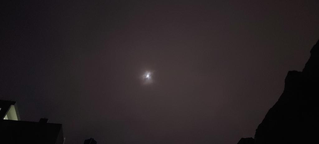 AadyFastForward's tweet image. Moon in monsoon season...

#moon #monsoon #season