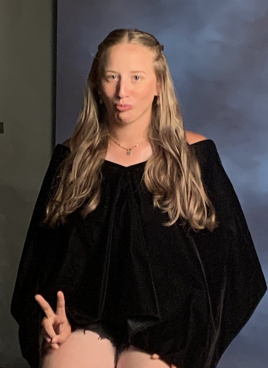 AnnaSexton0010's tweet photo. Senior photos today here’s a sneak peak🖤💛 https://t.co/YSzRxi2van