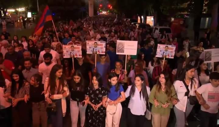 MargretMirzoyan's tweet photo. Protests in Armenia against anti-state government are continuing
#Armenia #ZartnirLao #Stopnikol https://t.co/BRyiE3PZzn