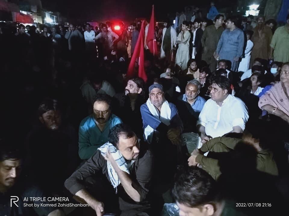 MediaBhellar's tweet photo. Protest continues to #RecoverAdeshKumar since 8 hours on call of JSQM under @NiazKalaniDr He was abducted from Ranipur. Police & Admins MPAs MNA at #Khairpur sleep slumber. https://t.co/vc3mgjsfau