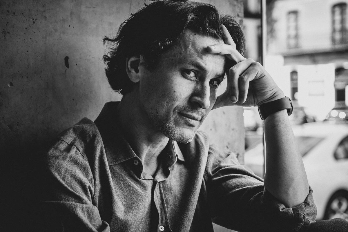 <a href="/rodrigocortes/">Rodrigo Cortés</a>: "Este libro no responde a recomendaciones de mercado... Es una novela difícil de definir con un personaje que ni siquiera está diseñado para gustar, que sin embargo el lector ha acogido, ha adoptado..." #atrapalibros |Foto <a href="/e1000ioM/">Emilio Morales</a> 
atrapalibros.es/entrevista-rod…