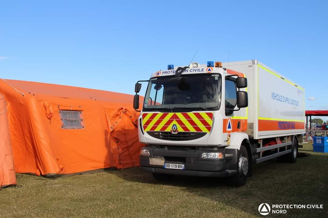ProtecCivile59's tweet photo. 🔶🔷 Le week-end, nos équipes étaient engagées afin d’assurer la couverture sanitaire du #chtriman à #Gravelines ⛑️
Le Chtriman 2022, c’est 1️⃣0️⃣ courses et 2️⃣7️⃣0️⃣0️⃣ inscrits avec notamment un triathlon XXL, 🏊♀️ 3800 m, 🚴180 Km 🏃 42,195 Km (distance IronMan) https://t.co/qgAvibuAZn