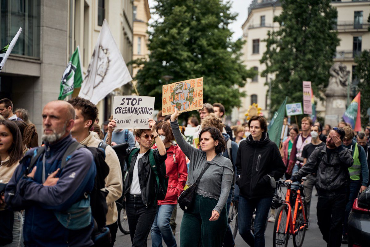 FFF_Berlin's tweet photo. Das EU Parlament hat's verkackt und alle Wissen's! 
Gas und Atom sind einiges, aber ganz sicher nicht nachhaltig! 

Schreib jetzt deinem Abgeordneten und mach auch deinen Frust sichtbar
👉 https://t.co/CB3DDOs0yg

📸 @vickyse_ #NotMyTaxonomy https://t.co/F0J4zslCFs