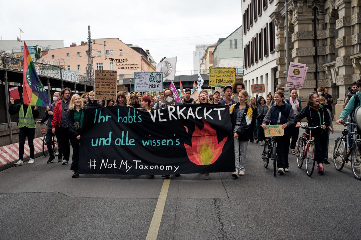 FFF_Berlin's tweet photo. Das EU Parlament hat's verkackt und alle Wissen's! 
Gas und Atom sind einiges, aber ganz sicher nicht nachhaltig! 

Schreib jetzt deinem Abgeordneten und mach auch deinen Frust sichtbar
👉 https://t.co/CB3DDOs0yg

📸 @vickyse_ #NotMyTaxonomy https://t.co/F0J4zslCFs