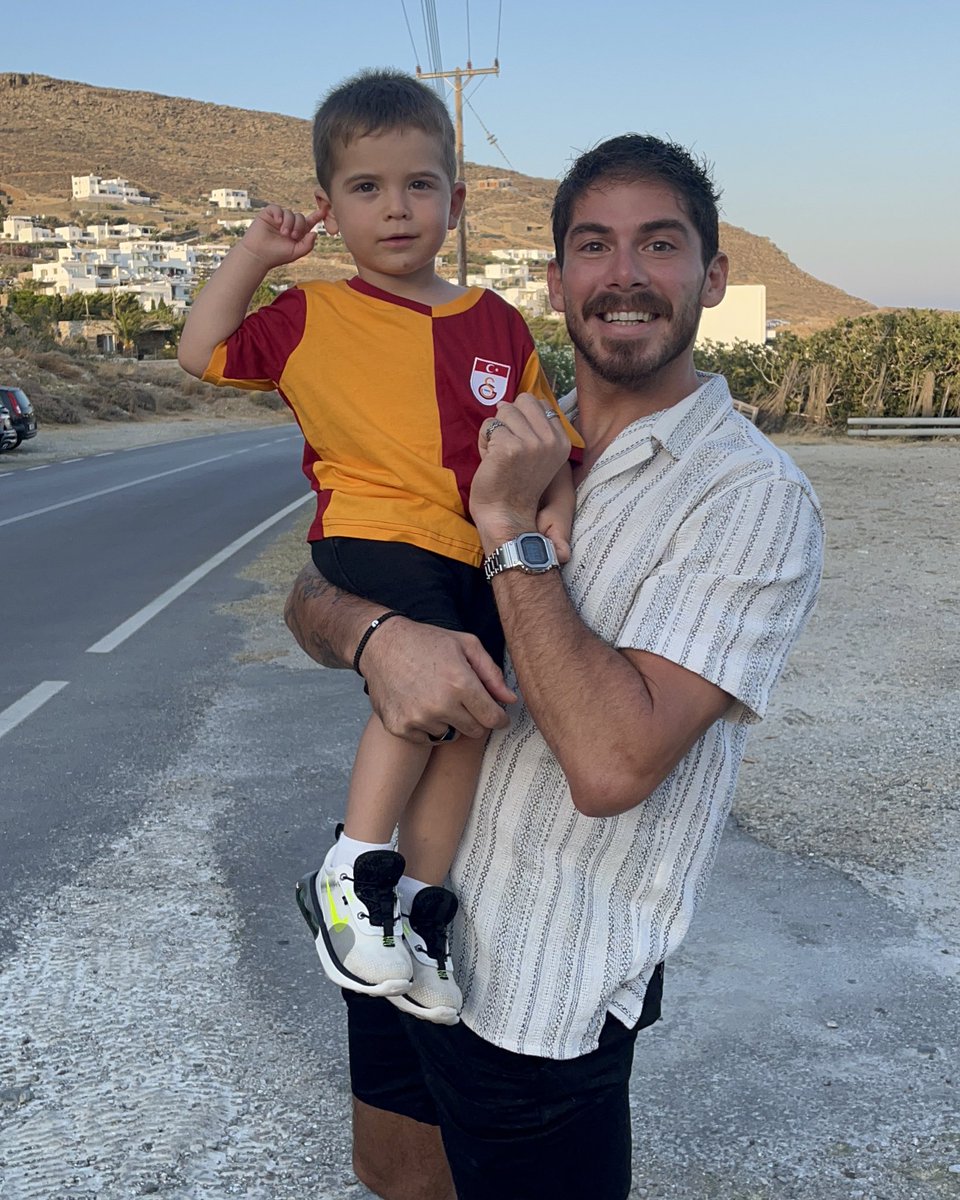 Çocukluk aşkımsıın
Sen ilk gözağrımsın
Kimseyi, kimseyi sevmedim senin gibi
Sevdanın uğruna terk ettim her şeyi Hayatın anlamı #Galatasaray ...

Gregory de öğrenecek yakında
💛❤️