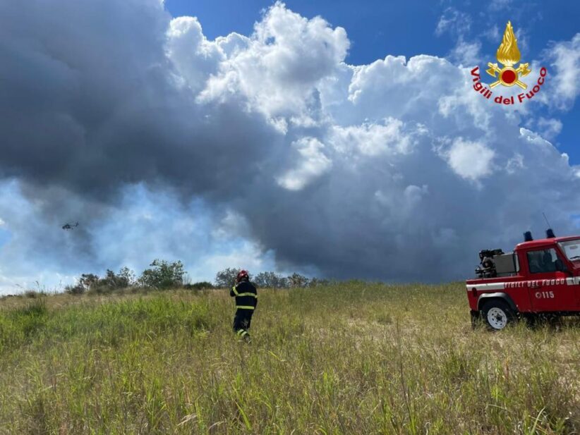 PrimaPaginaOn's tweet photo. In #fiamme un bosco a Valle Orta di #Castignano (AP): i Vigili del Fuoco al lavoro con l'ausilio di cinque automezzi e un elicottero Erickson S-64
@vigilidelfuoco #castignano #incendio #bosco #8Luglio #vigilidelfuoco https://t.co/6e8TEZls9Z