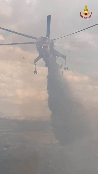 PrimaPaginaOn's tweet photo. In #fiamme un bosco a Valle Orta di #Castignano (AP): i Vigili del Fuoco al lavoro con l'ausilio di cinque automezzi e un elicottero Erickson S-64
@vigilidelfuoco #castignano #incendio #bosco #8Luglio #vigilidelfuoco https://t.co/6e8TEZls9Z