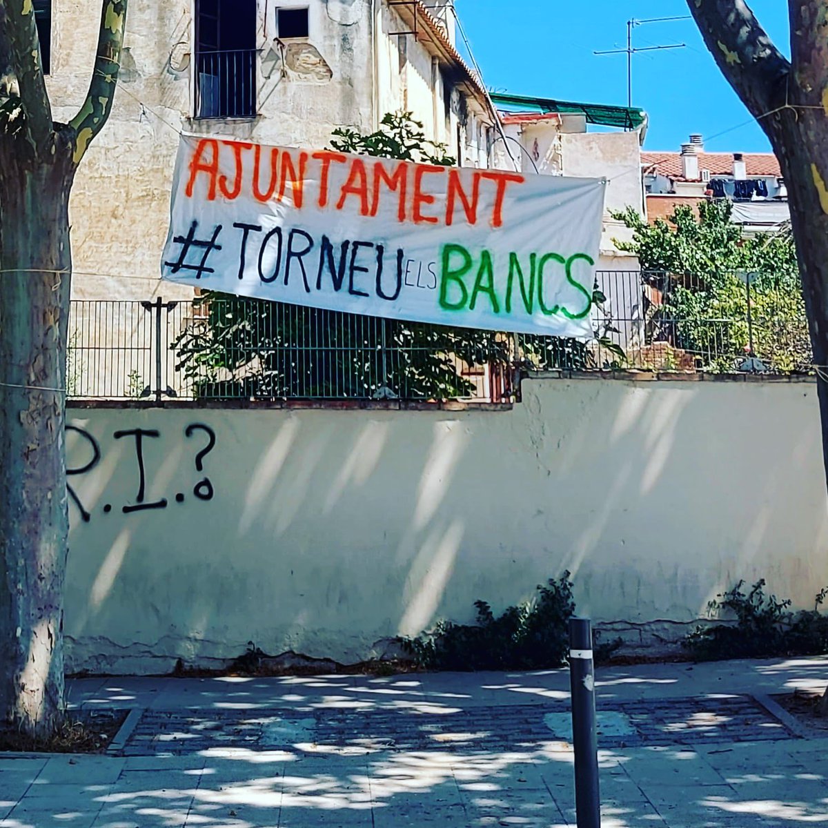 PauCasals_Rubi's tweet photo. Ahir tarda les famílies teníem per fi una molt esperada i reclamada cita amb @victorg07638942 i @juanlopeznunez per tractar el tema dels bancs de la Pl.Manuel Miralles.
Finalment,no s'ha celebrat pq el regidor d'#espaipublic no vol reunir-se. No entenem perquè ens convoquen doncs https://t.co/ow8lVY8Yu6