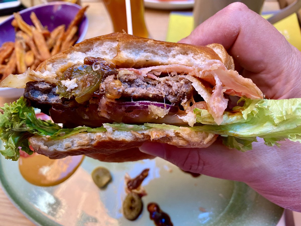 Burger-Dinner 🍔 #tweetupKN
Keine Ahnung mehr was da drauf sein muss laut meiner Bestellung, is aber nicht schlimm, dem Servicepersonal gehts nicht anders 😉