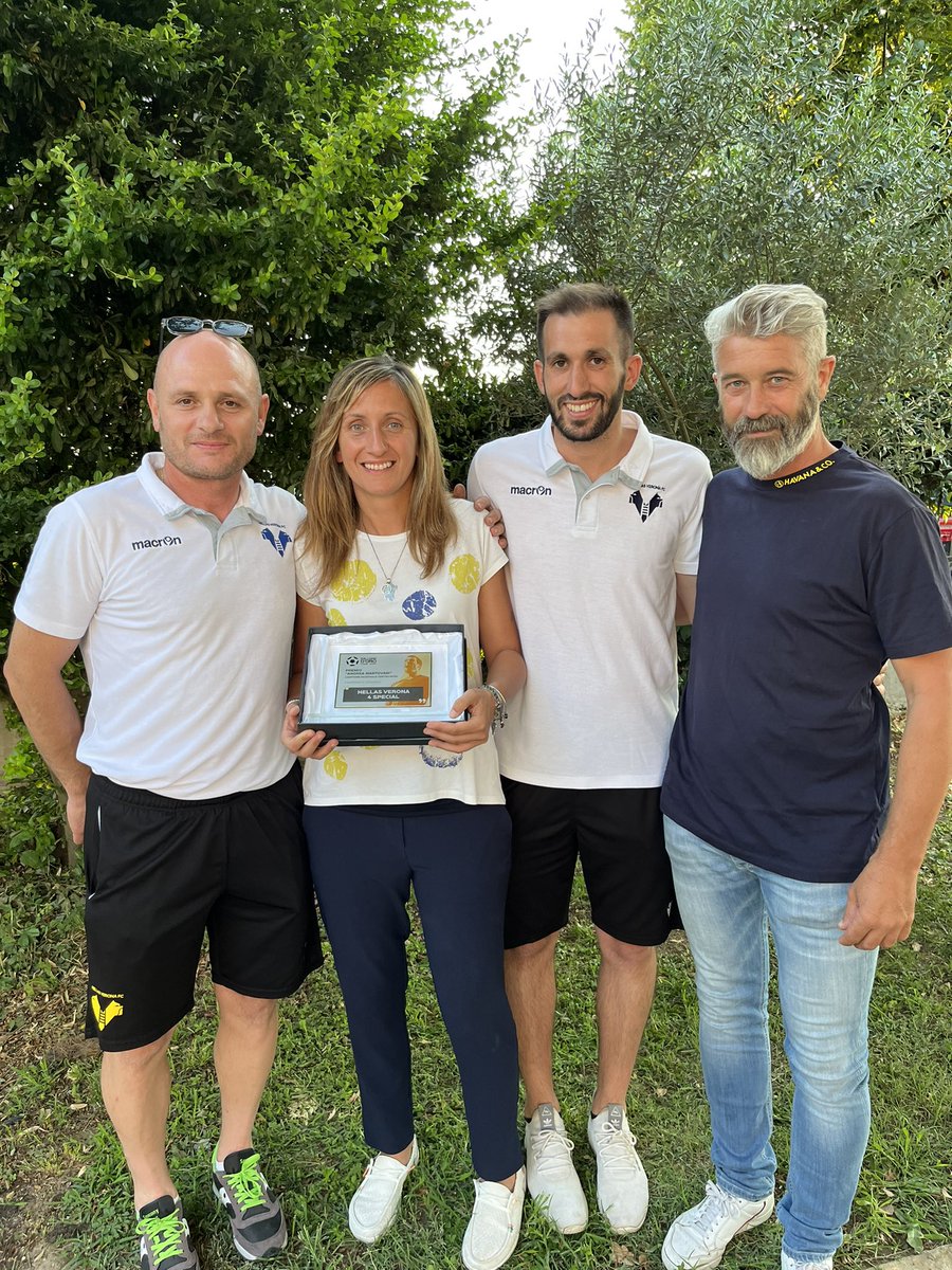 HellasVeronaFC's tweet photo. L’allenatore Massimiliano #Signoretto, il vice Diego #Sartori, Giorgia #Motta e Zaccaria #Tommasi premiati con il premio ‘Andrea Mantovani’ per il fairplay al #PallonedOro organizzato da @larenait come rappresentanti dell’#HellasVeronaForSpecial ✨
#HVFC #DaiVerona https://t.co/LkNFCKOFeR