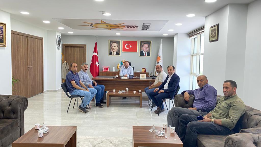 ARDAHANAKPARTi's tweet photo. Bağdeşen Köyü Kültür ve Dayanışma Derneği Başkanı Mahmut Bilgin, Bağdeşen Spor Kulübü Başkanı Galip Bozkurt ve Yönetim Kurulu Üyeleri,

 İl Başkanımız Kaan Koç’u Makamında Ziyaret Ettiler. Kıymetli Misafirlerimize Ziyaretlerinden Ötürü Teşekkür Ediyoruz. https://t.co/SSJDJgrvuA